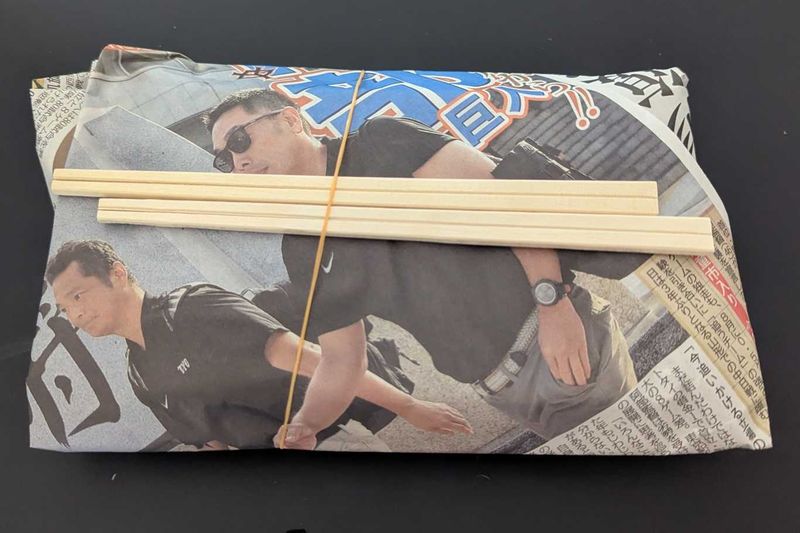 新聞紙に包まれた焼きそば